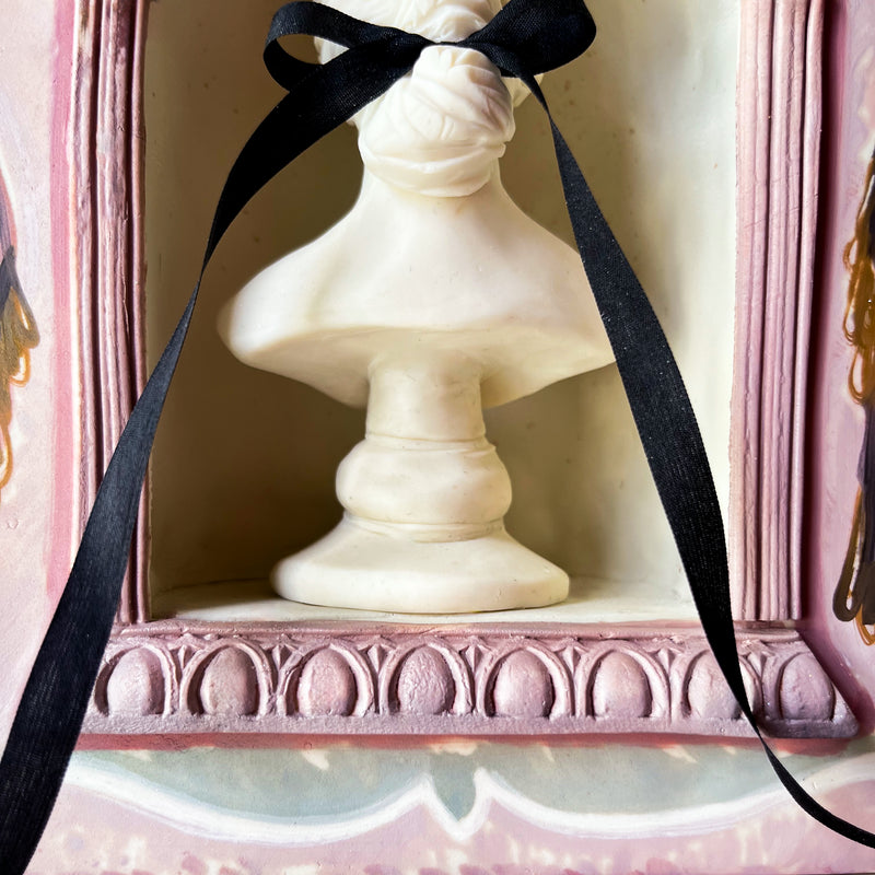 The Egg and Dart Border (L)